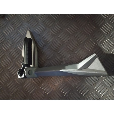Platine support + repose-pied passager droit 125 DUKE 11 - 15 /  200 DUKE 12 - 20 /  390 DUKE 13 - 14
