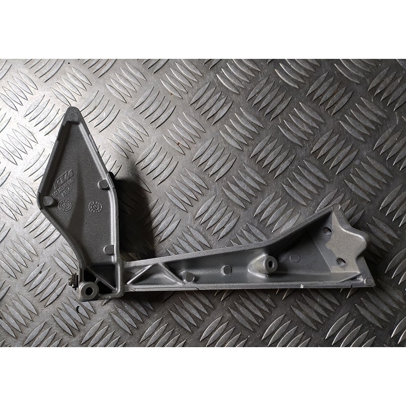 Platine support + repose-pied passager gauche 125 DUKE 11 - 16 / 200 DUKE 12 - 17 / 390 DUKE 13 - 16