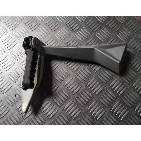 Platine support + repose-pied passager gauche 125 DUKE 11 - 16 / 200 DUKE 12 - 17 / 390 DUKE 13 - 16