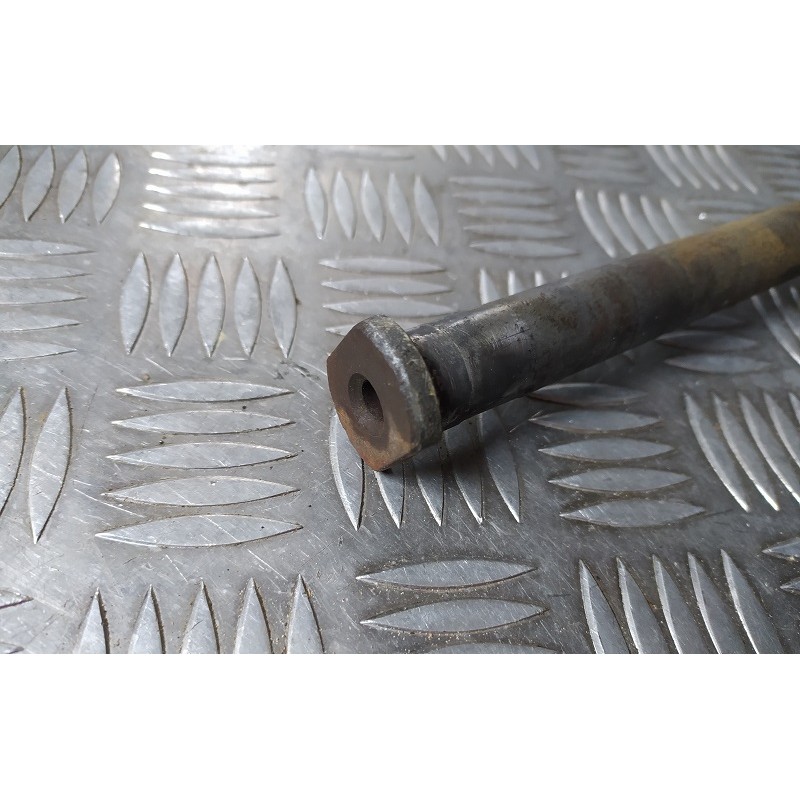 Axe de roue arrière 125 WR 95 - 98 / 250 360 WR 93 - 00